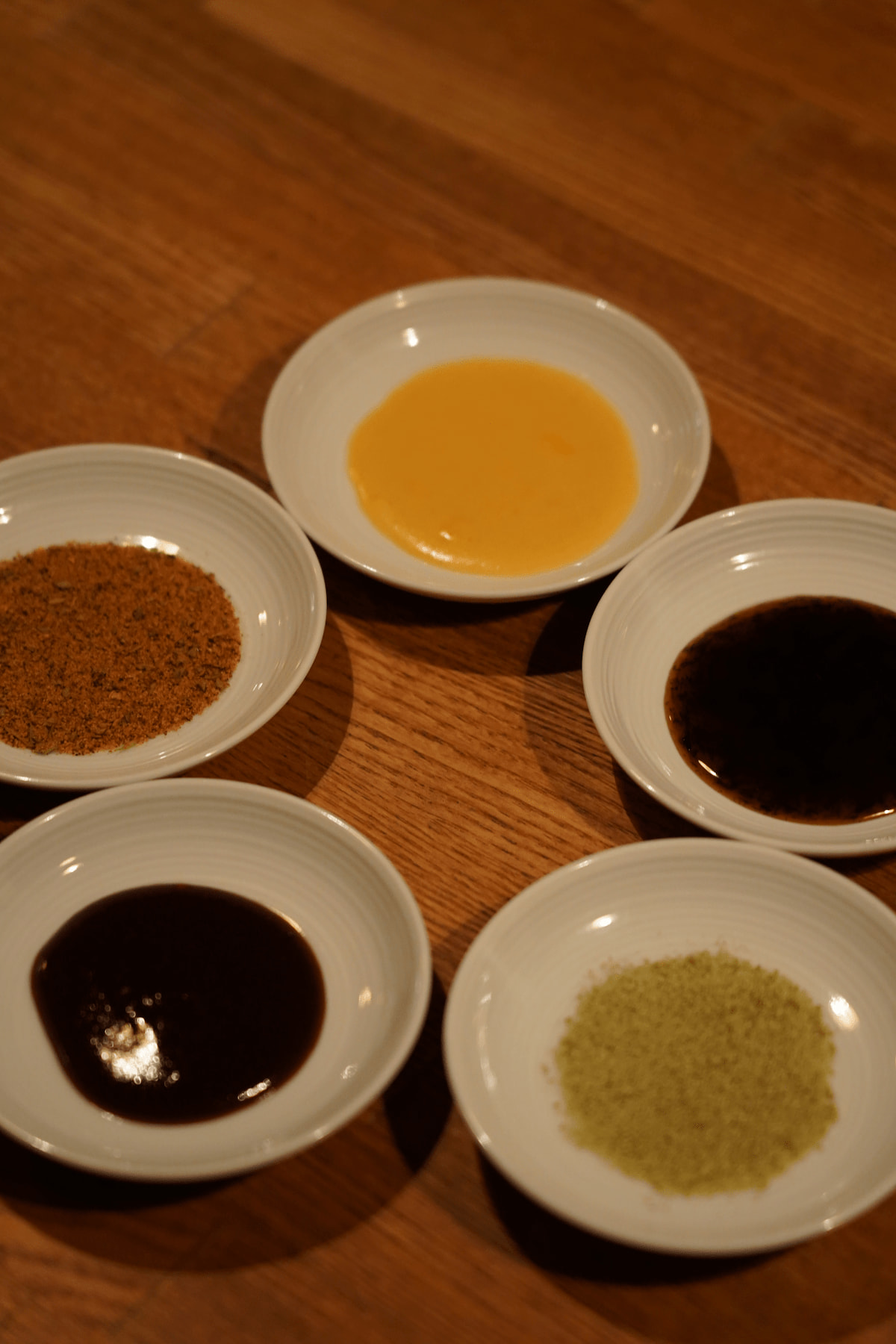 5種類のソース（ケイジャン、キャベツ太朗、わさビーフ、バーベキュー、グレイビーソース）